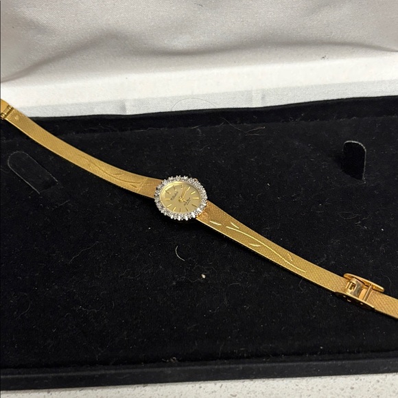 Elegant Gold Tone  Women\'s Watch with Crystal Bezel